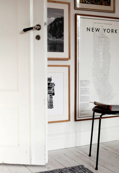 Un appartement à Stocholm avec une carte de New York en noir et blanc