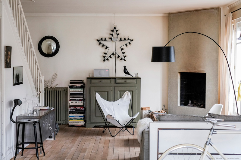 En vert kaki, un intérieur style "maison de famille" // La maison de Frédéric Lucano à Montreuil