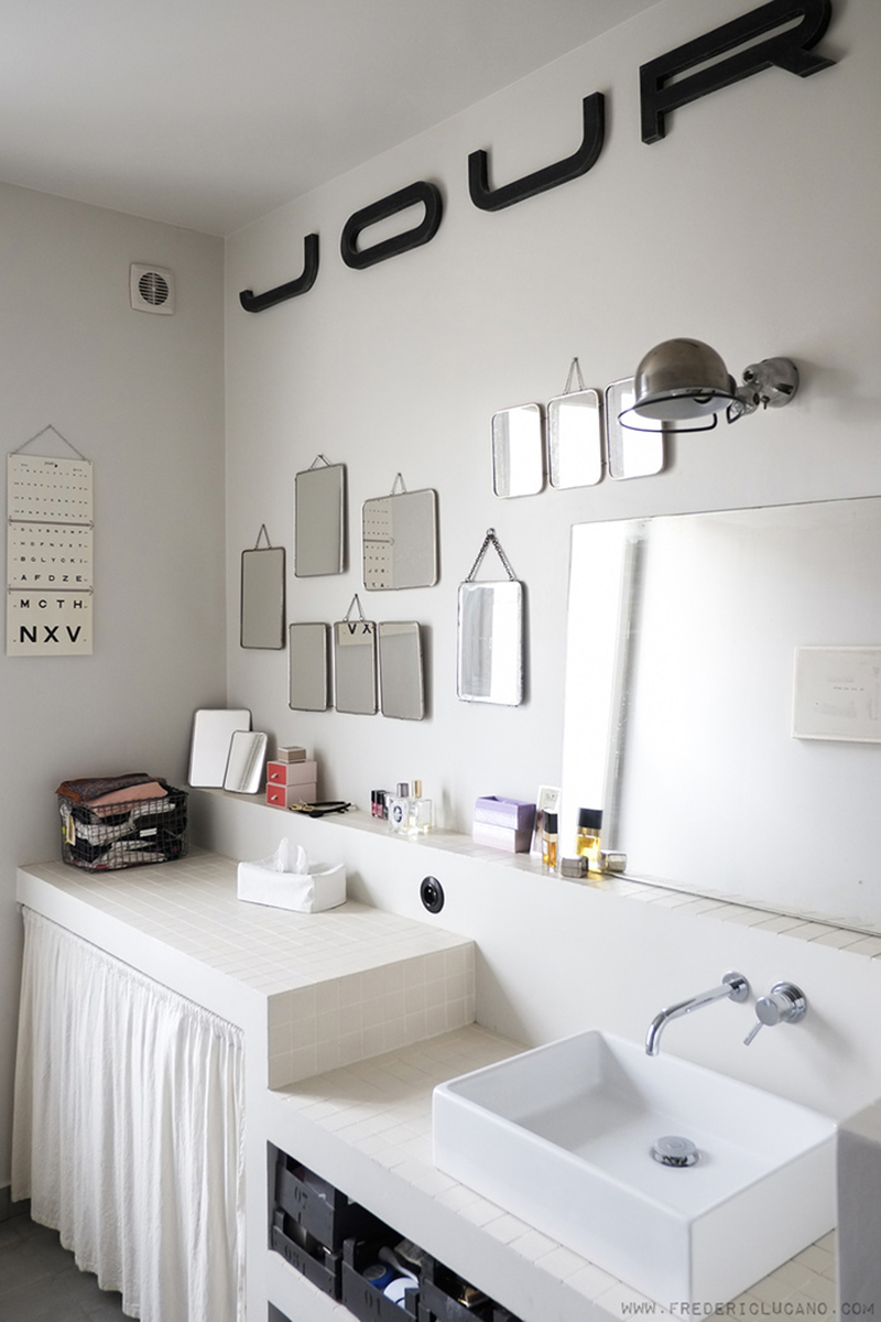 Salle de bain de style "vintage" avec sa jolie collection de miroirs de barbier et ses appliques de style industriel