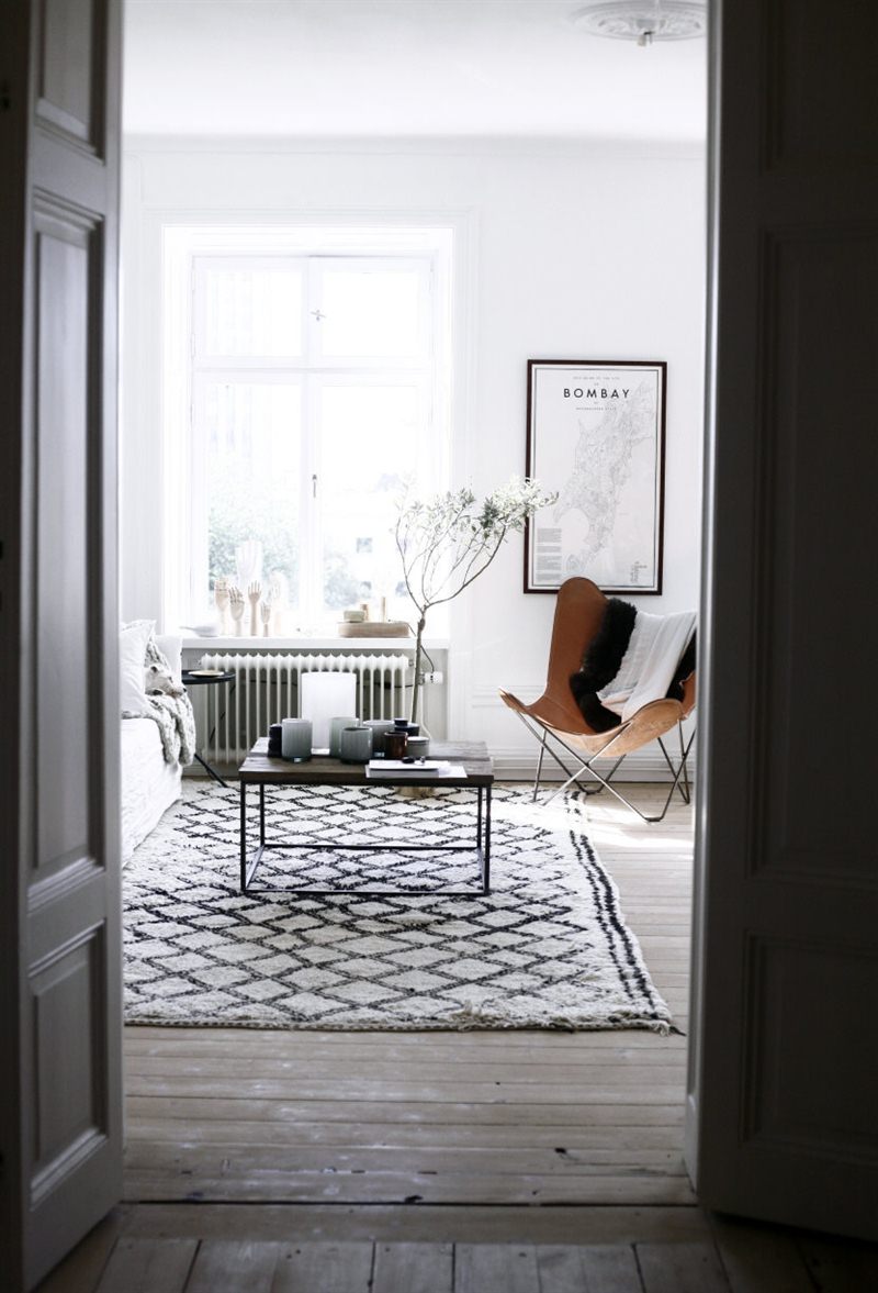 Un appartement de style scandinave minimaliste avec une carte de Bombay