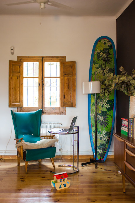 Du mobilier de brocante et planche de surf