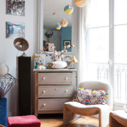 Bazar chic pour cet appartement parisien Un certain esprit brocante pour cet appartement bohème parisien