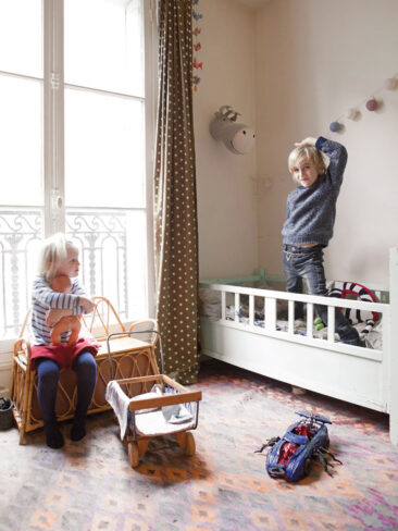 Une chambre d'enfants meublée de meubles chinés vintage