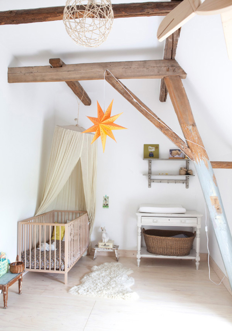 Une chambre de bébé de style scandinave minimaliste