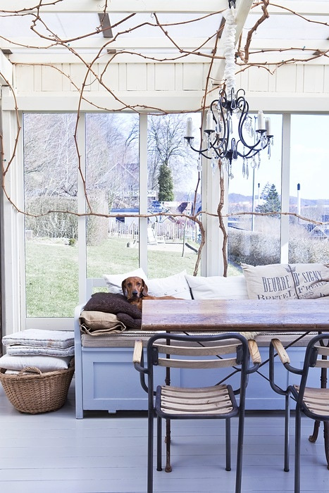 Une maison meublée de bric et de broc dans un style scandinave