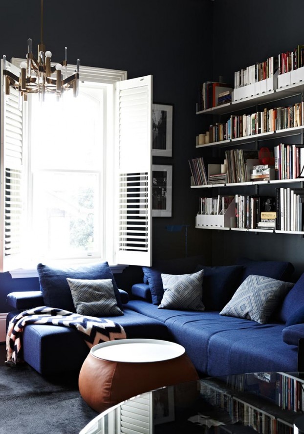 Canapé d'angle en bleu outremer pour un salon noir | Art of Darkness by Chealsea Hing - Australia