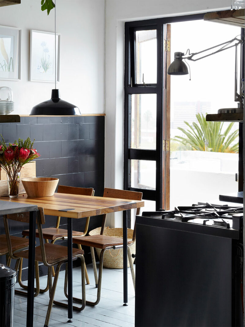 Une cuisine au mobilier de style scandi industriel