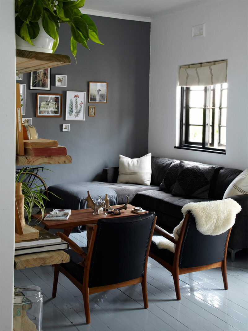 Un salon gris dans un style scandinave avec son parquet peinte en gris clair