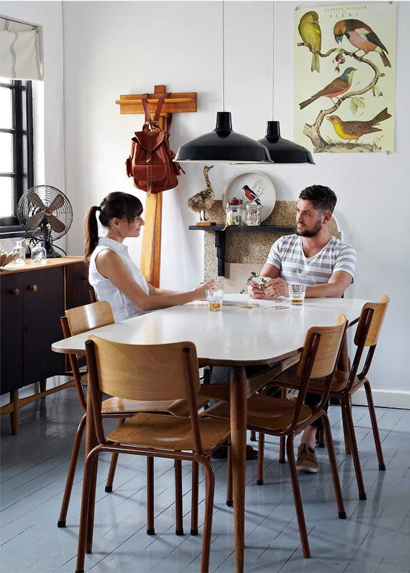 Une cuisine avec son parquet en gris et son mobilier de style scandi industriel