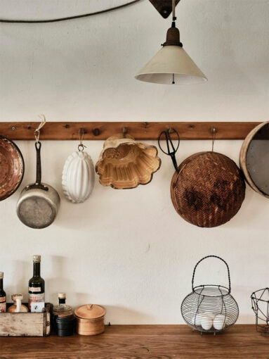 Une cuisine rustique de style Scandinave Une cuisine rustique de style Scandinave avec la mise en scène des ustensiles de cuisine suspendus