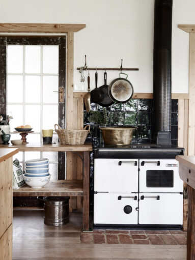 Une cuisine rustique avec son poêle de cuisine à l'ancienne Une cuisine rustique avec son poêle de cuisine à l'ancienne