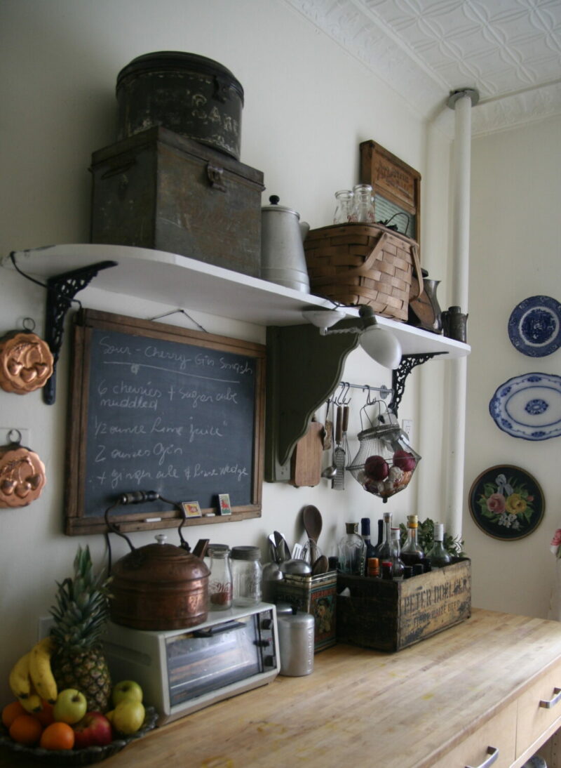 Une cuisine rustique Casa de boneca avec sa mise en scène d'ustensiles rétro et artisanaux Une cuisine rustique Casa de boneca avec sa mise en scène d'ustensiles rétro et artisanaux