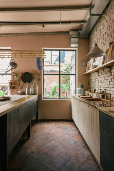 La cuisine de Sebastian Cox pour deVOL, à Manhattan entre murs de brique et sol en terre cuite La cuisine de Sebastian Cox pour deVOL, à Manhattan entre murs de brique et sol en terre cuite