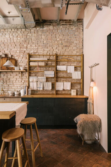 La cuisine de Sebastian Cox pour deVOL, à Manhattan entre murs de brique et bois brut La cuisine de Sebastian Cox pour deVOL, à Manhattan entre murs de brique et bois brut