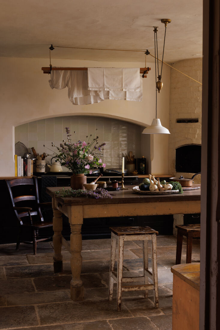 Une cuisine rustique dans un vieux manoir en Grande Bretagne Une cuisine rustique dans un vieux manoir en Grande Bretagne, décorée avec des antiquités et de la brocante
