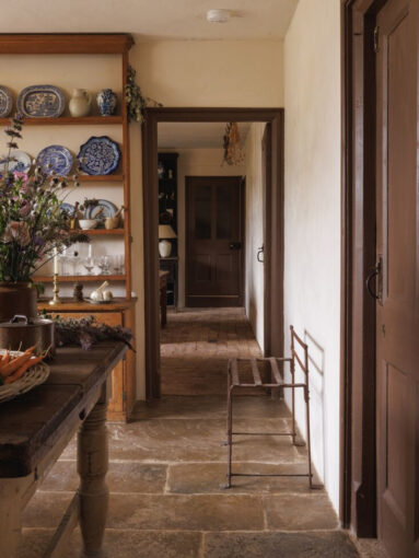 Une cuisine rustique dans un vieux manoir en Grande Bretagne Une cuisine rustique dans un vieux manoir en Grande Bretagne, décorée avec des antiquités et de la brocante