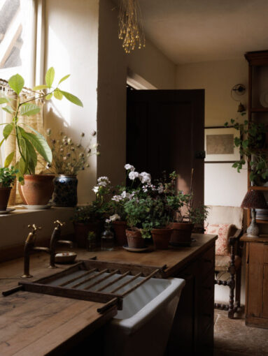 Une cuisine rustique dans un vieux manoir en Grande Bretagne Une cuisine rustique dans un vieux manoir en Grande Bretagne, décorée avec des antiquités et de la brocante