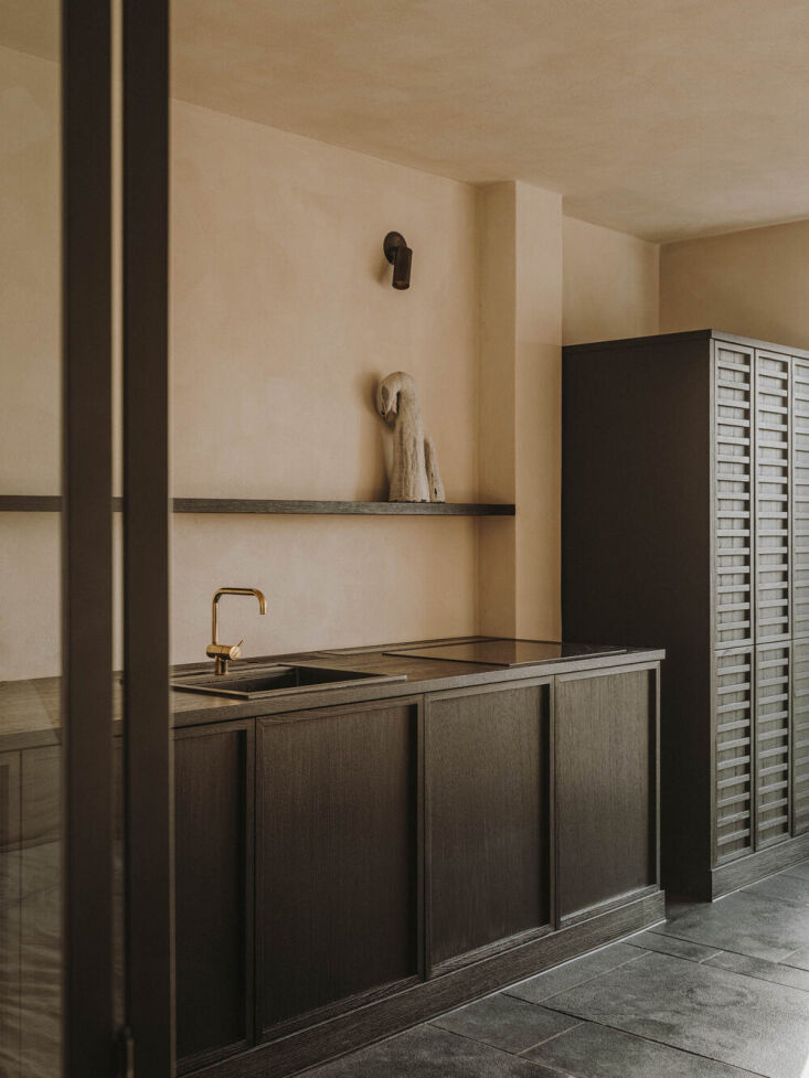 Cuisine contemporaine esprit "rustique" Par le studio Andrew Trotter à Athènes Cuisine contemporaine esprit "rustique" par le studio Andrew Trotter à Athènes