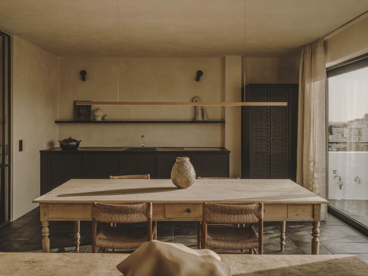 Cuisine contemporaine esprit "rustique" Par le studio Andrew Trotter à Athènes Cuisine contemporaine esprit "rustique" par le studio Andrew Trotter à Athènes