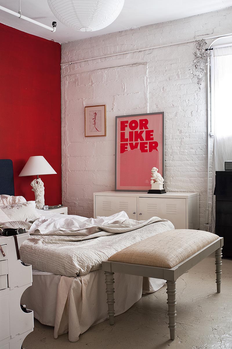 Un mur peint en rouge en tête de lit // Lili Diallo Brooklyn loft