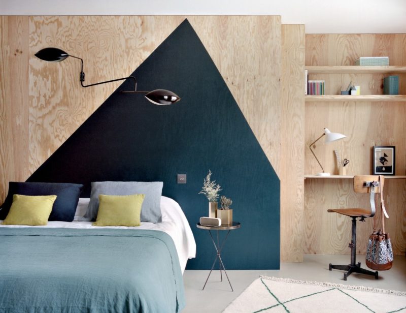 Hotel Henriette Paris - Un mur en fond de chambre, réalisé en contreplaqué avec un grand triangle peint en bleu marine
