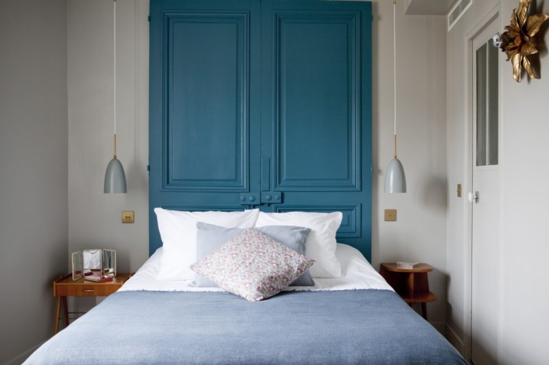 Hôtel Henriette Paris - Une tête de lit réalisée avec deux portes peintes en bleu
