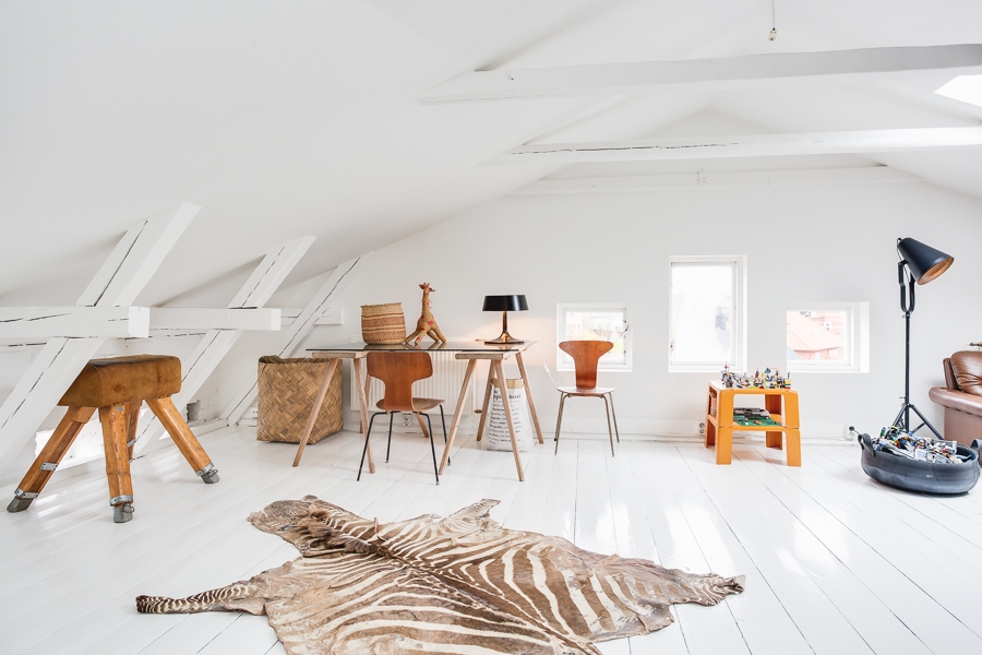 Une chambre sous les combles de style scandinave meublée avec du mobilier chiné hétéroclite