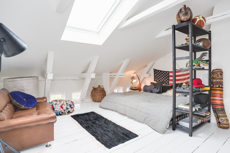 Une chambre sous les combles de style scandinave meublée avec du mobilier chiné hétéroclite