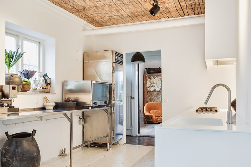 La cuisine contemporaine minimaliste réchauffée par les éléments en bois d'origine