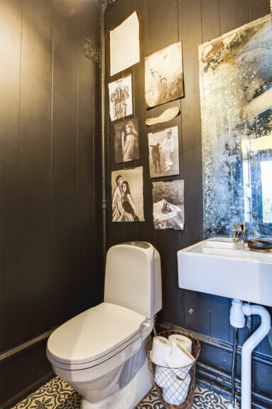 Des toilettes en mabris noir