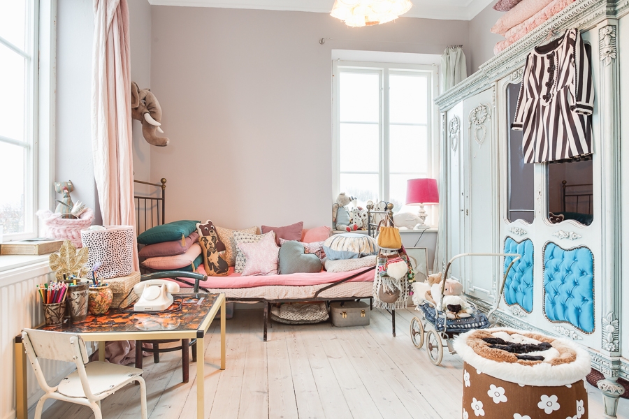 Une chambre d'enfant bohème, meublée de bric et de broc