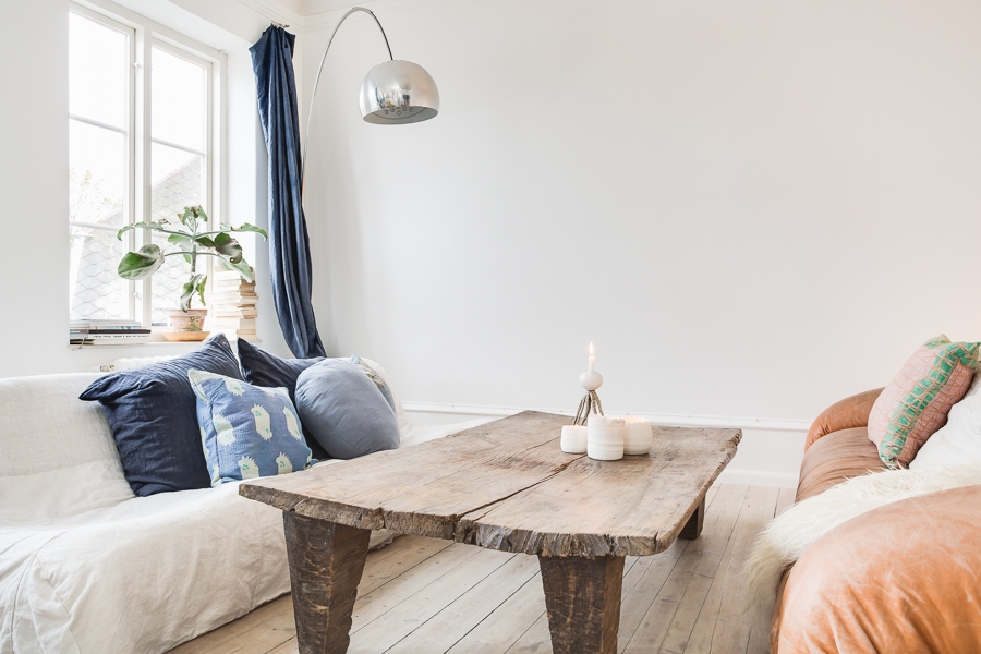 Un coin salon de style scandinave avec du mobilier vintage chiné
