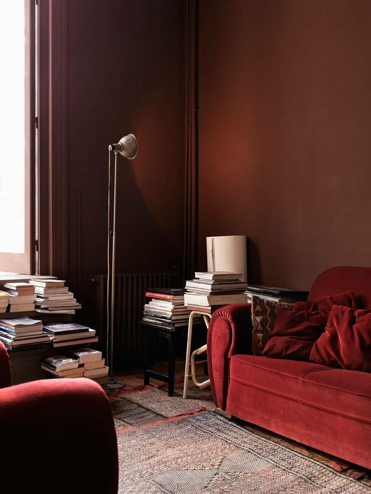Un salon dans un rouge profond qui rappelle le rouge Marsala, couleur Pantone 2015