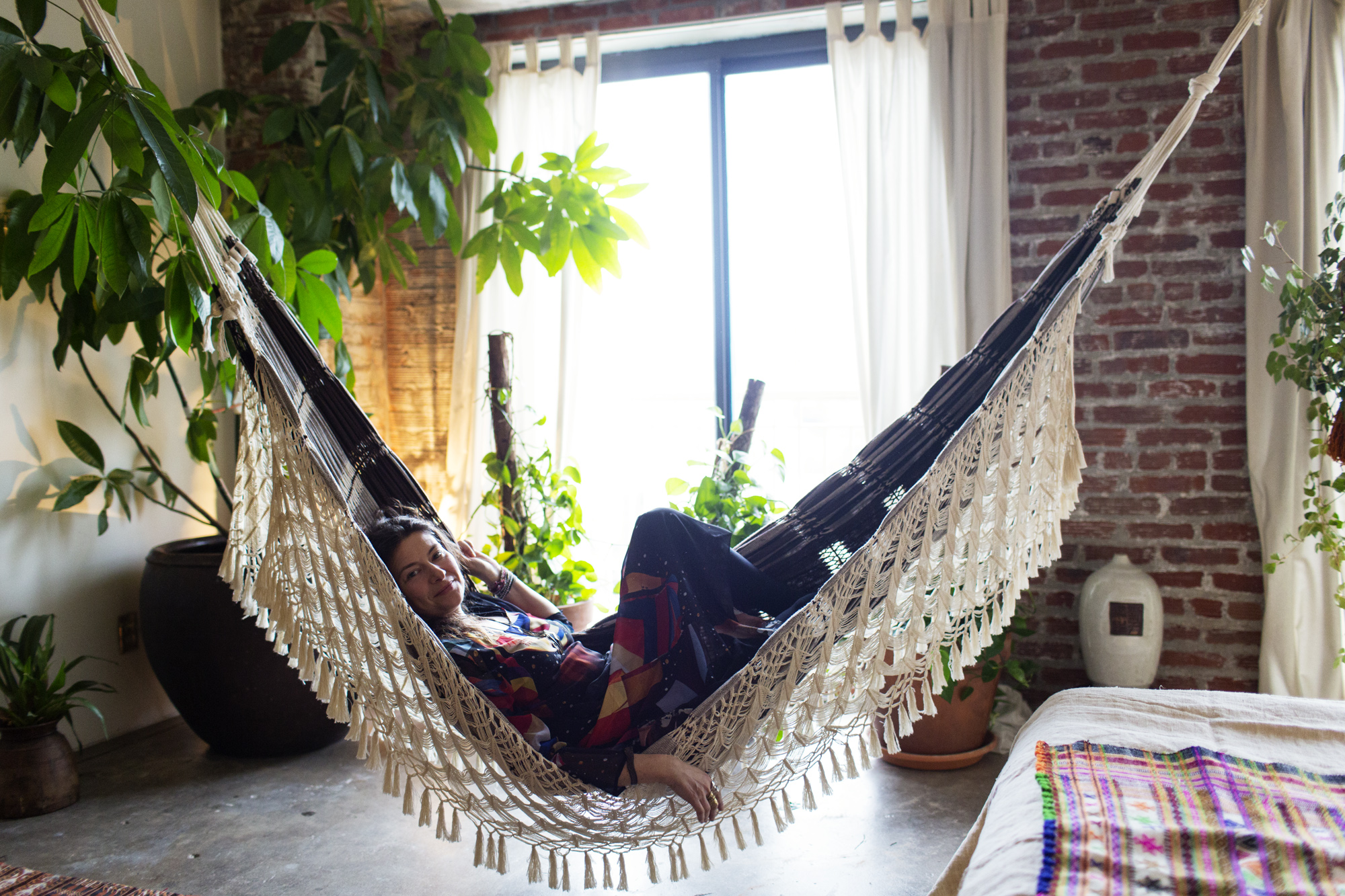 Un hamac en macramé pour l'intérieur de Marina Burini