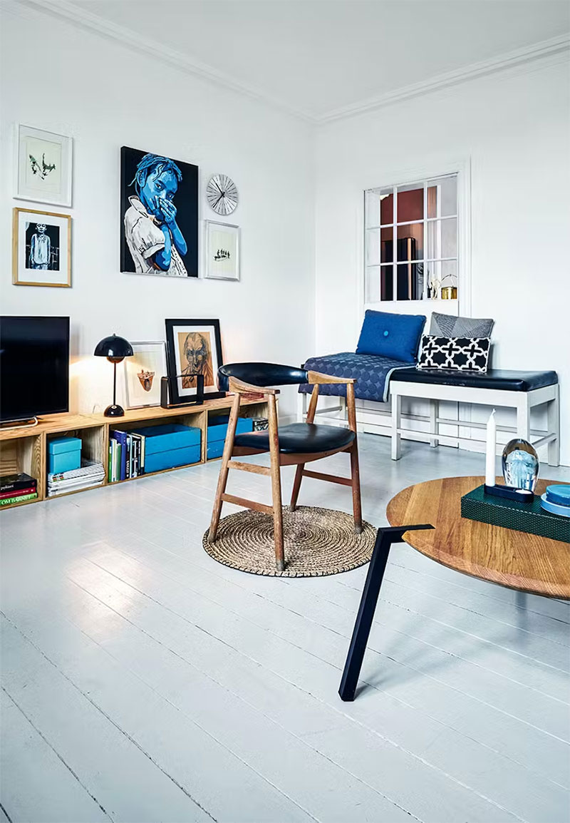 Un appartement de style scandinave blanc avec des accents bleu outremer