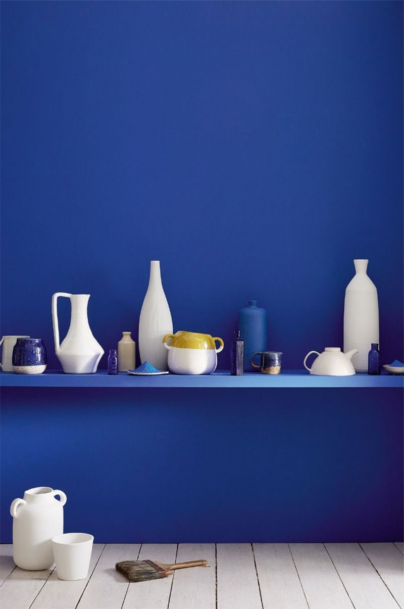 Un mur bleu outremer par la marque de peinture Little Greene