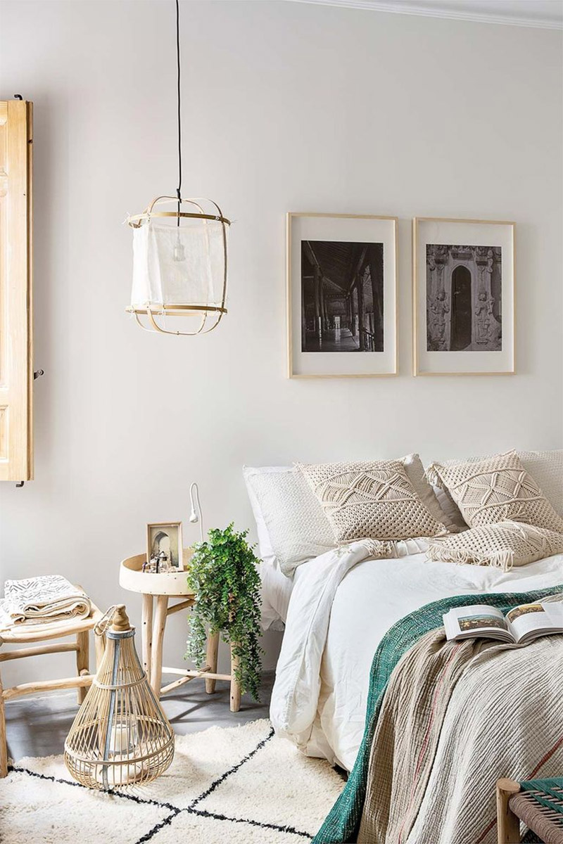 Une chambre bohème minimale avec des coussins en macramé