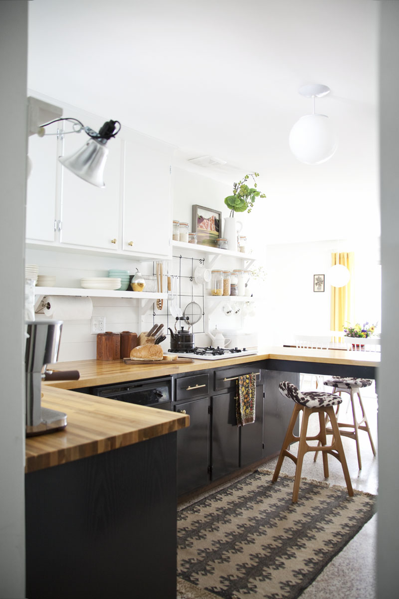 Relooker sa cuisine : repeindre les placards || Relooking cuisine sur a beautiful mess Relooker sa cuisine : repeindre les placards || Relooking cuisine sur a beautiful mess