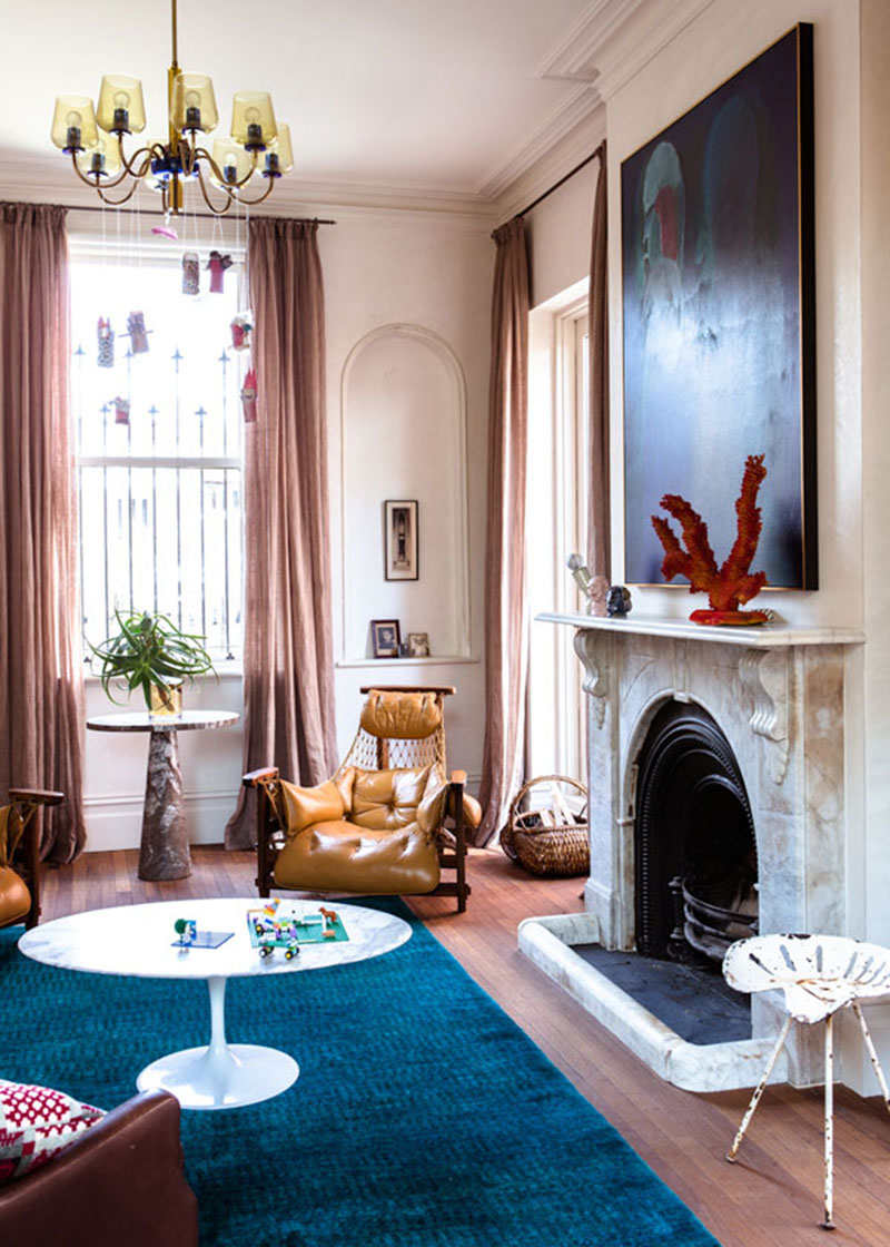 Un tapis bleu paon dans un salon beige rosé