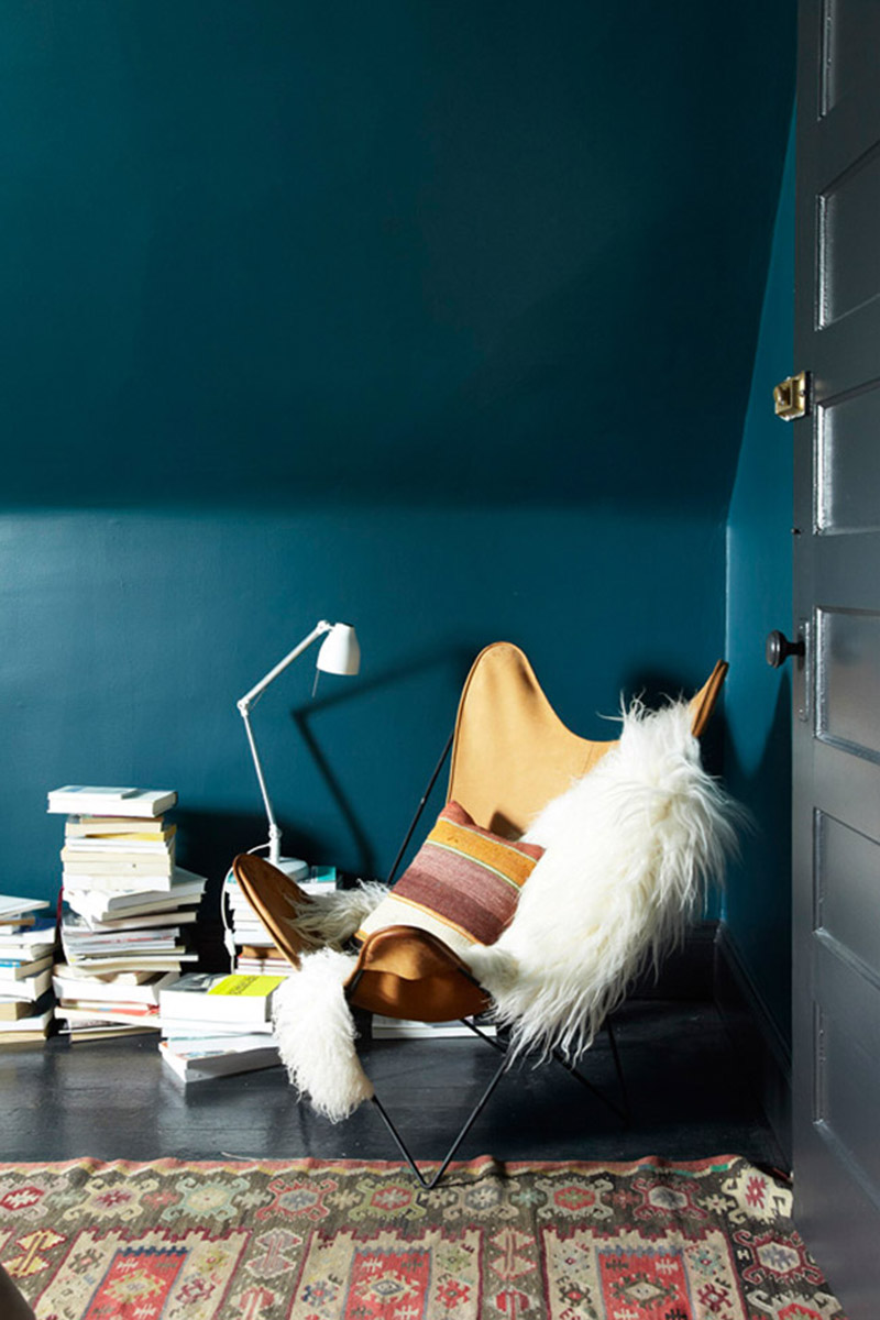 Salon bleu canard et bois : 10 idées pour s'inspirer