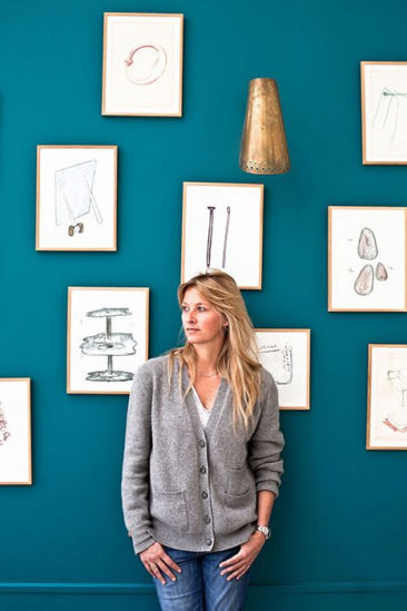 Sarah Lavoine posant devant un mur peint en bleu Sarah Lavoine