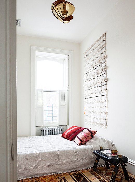 Une chambre bohème minimaliste dans l'intérieur new yorkais de Julia Chaplin