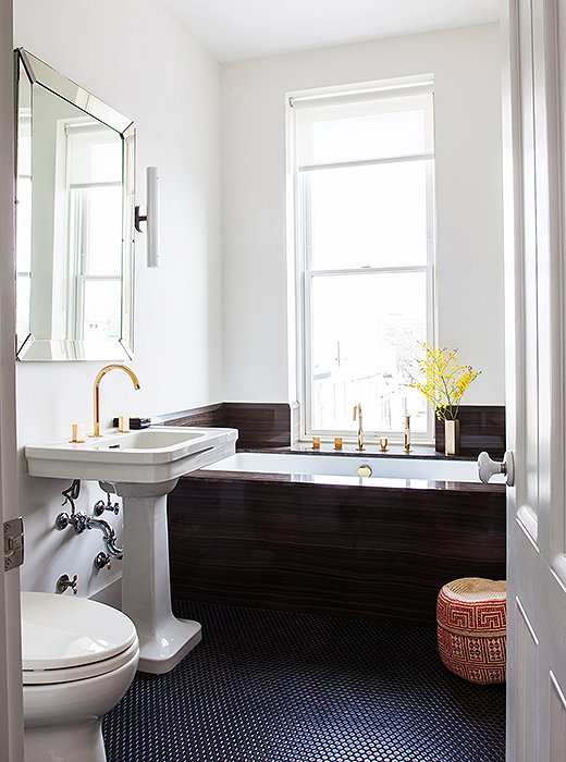 Une salle de bain de style art déco en noir et blanc