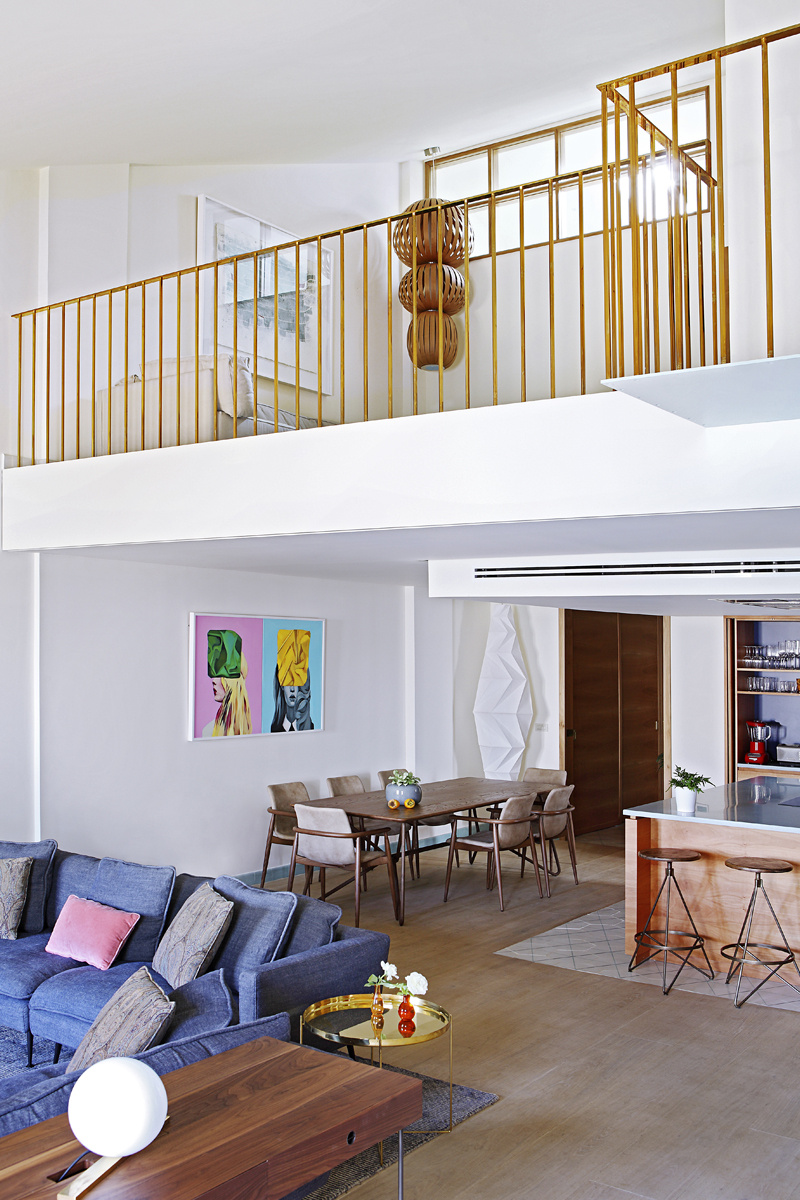 Un escalier doré dans un duplex contemporain - Design Rubio and Ros