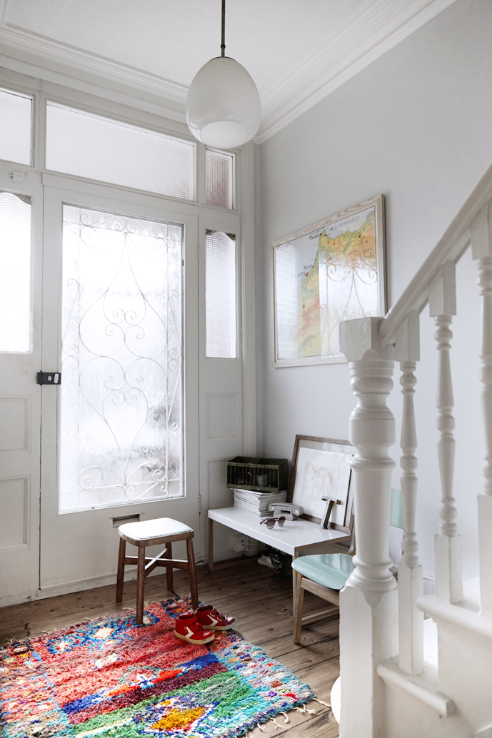 L'entrée de la maison avec un tapis berbère coloré