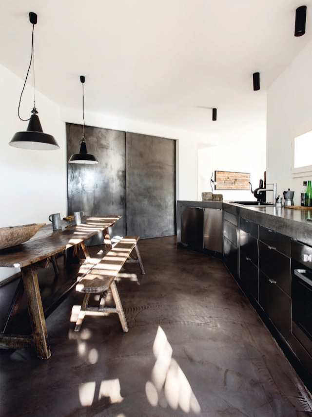 Une maison de vacances en Italie en sol en ciment mat, bois brut et métal