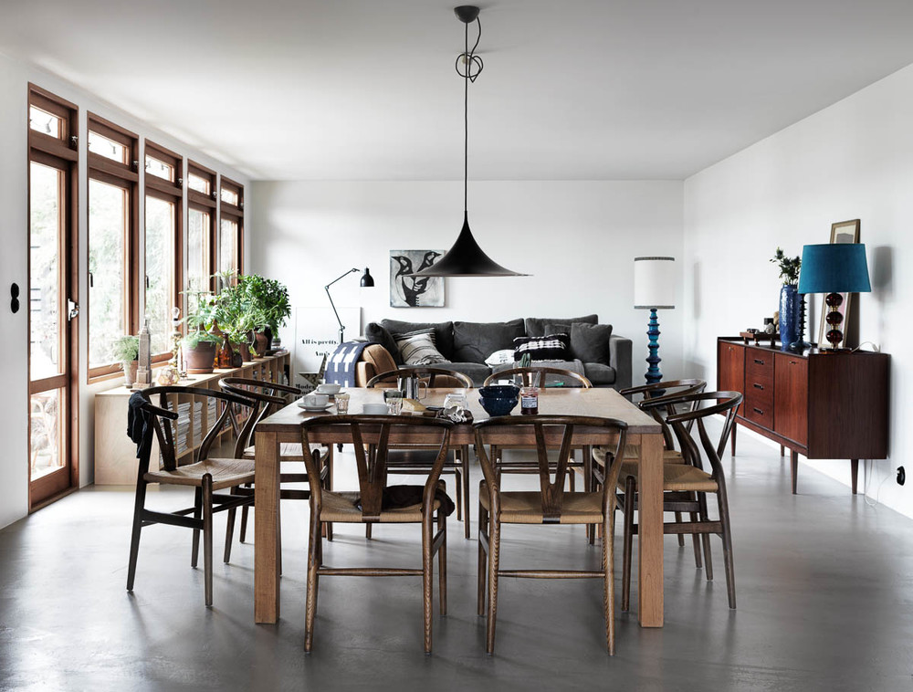 Une cuisine minimaliste en bois, ciment et faïences blanches dans une maison scandinave