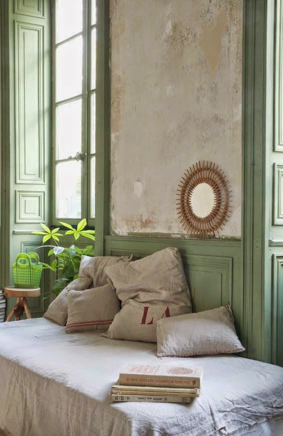 Des boiseries peintes en vert greenery au château de Dirac