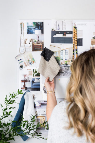 Un mood board mural dans le bureau de Lindsey Brooke