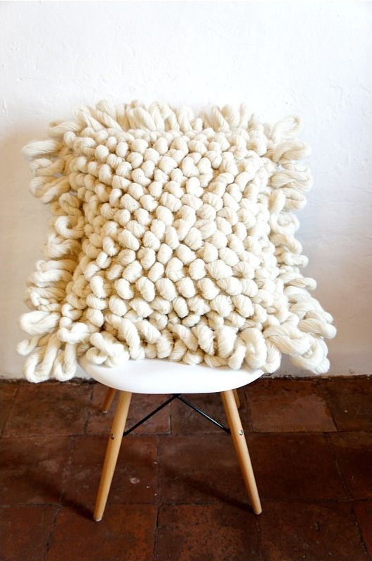 Coussin en grosses mailles de laine blanche - Shop mexchic